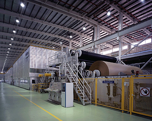 500T / D acanaló la cadena de producción del rollo de jumbo de la máquina de papel 5400m m de Kraft que estriaba