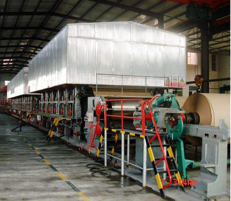 500T / D acanaló la cadena de producción del rollo de jumbo de la máquina de papel 5400m m de Kraft que estriaba