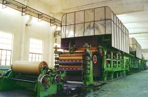 Rollo enorme acanalado de la 3800 milímetro de la máquina de papel de Kraft que estría que estría la cadena de producción de máquina de papel de Kraft