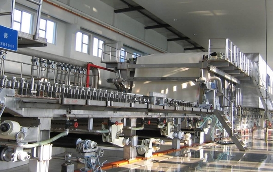 200T / D acanaló la cadena de producción compensada del rollo enorme de la 3800 milímetro de la máquina de papel de Kraft
