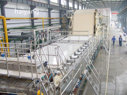 Máquina acanalada de la fabricación de papel de 1575 milímetros cadena de producción del rollo enorme 300gsm