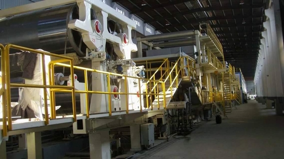 200T / D acanaló la cadena de producción del rollo de jumbo de la máquina de papel 3800m m de Kraft que estriaba