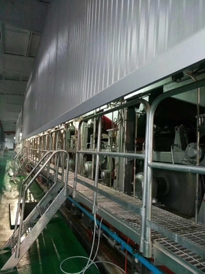 La fourdrinier acanaló la cadena de producción del rollo enorme de la máquina de papel de Kraft que estriaba