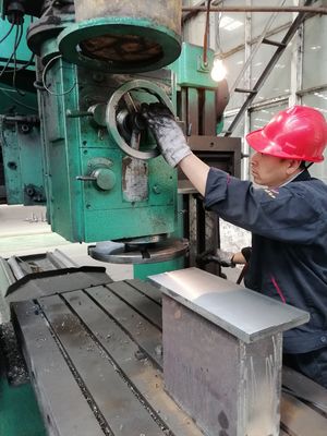 papel higiénico automático de los proveedores de 2400m m 8T China que hace la máquina para el molino de papel