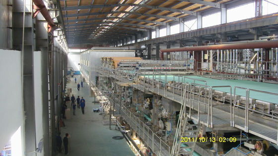 Máquina de la fabricación de papel de Kraft de la pulpa de madera 10 toneladas al día para el molino de papel los 600m/minuto