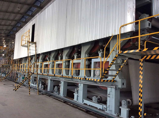 Máquina acanalada de la fabricación de papel de 3200 milímetros que estría Kraft de alta resistencia