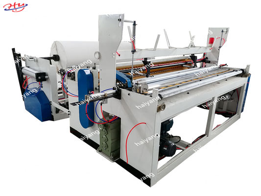 El convertir de papel automático el rebobinar del rollo de papel higiénico haciendo la máquina con la perforación y la grabación en relieve