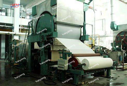 máquina de la fabricación de papel de papel higiénico 15tpd de 2800m m para la cadena de producción enorme del rollo del tejido